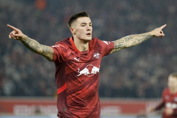 记者：塞斯科还没决定去留，离队只消曼联和纽卡两个遴选