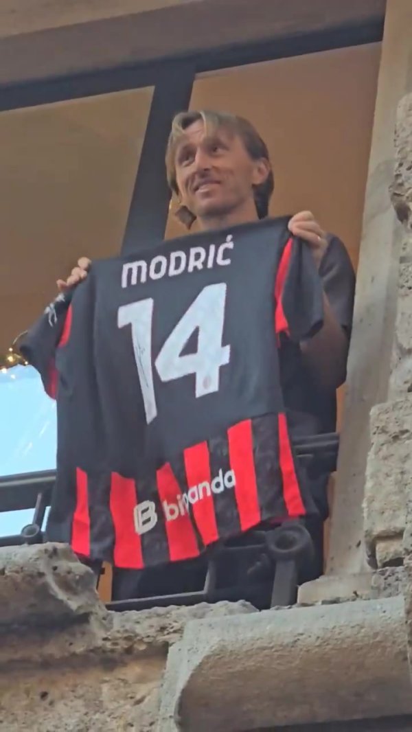 米兰城兴隆🔥莫德里奇在米兰旗舰店展示球衣，球迷山呼他的名字