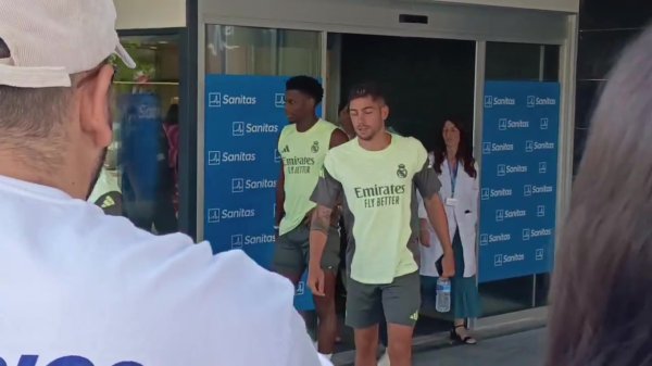 贴近！皇马球员回到基地进行体检：巴尔韦德为球迷签名