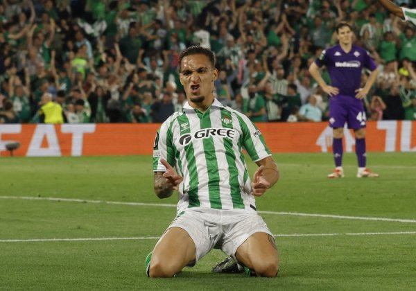 镜报：安东尼只念念去贝蒂斯&气象大幅降薪 曼联坚握3000万镑要价