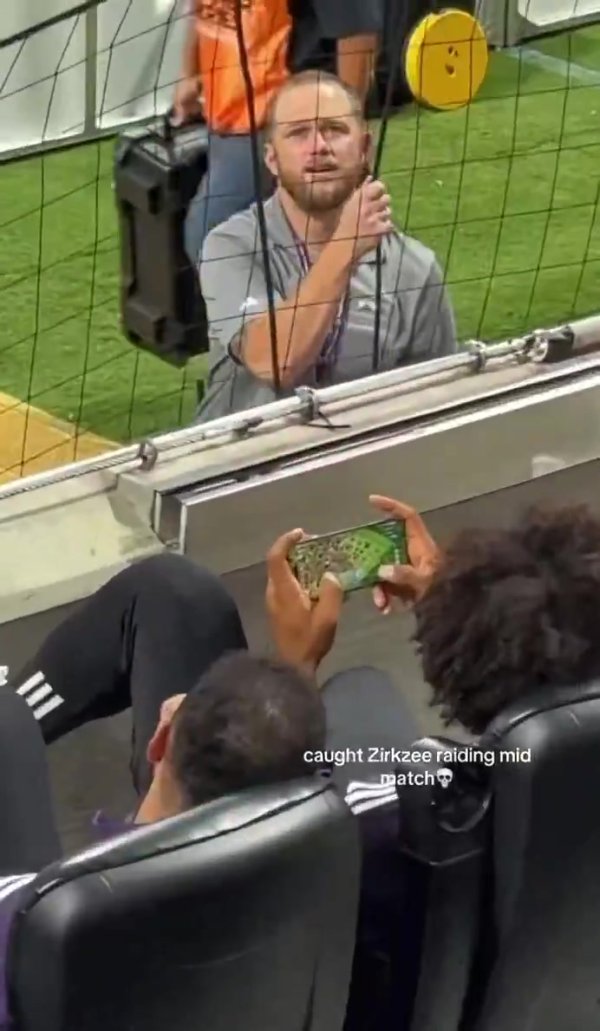 场上场下都精彩！曼联先锋都尔克泽在对阵埃弗顿赛前玩部落打破