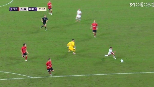 险酿大祸！刘殿座出击瑕疵，曼谷联球员小角度靠近佛门打丢