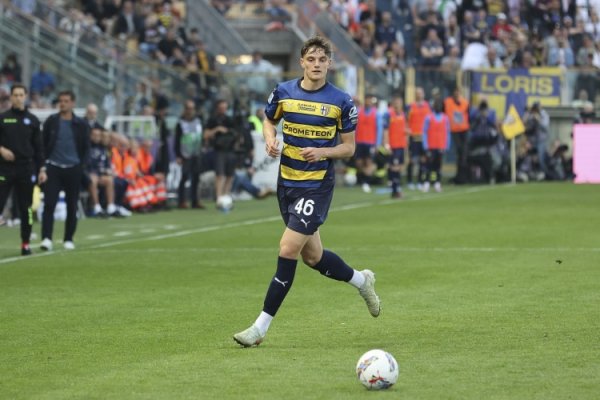 记者：利物浦稀奇签下莱奥尼，之后将其租出回帕尔马一个赛季