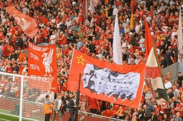 利物浦球迷将斯洛特列入外传主帅横幅，与克洛普等东谈主并排