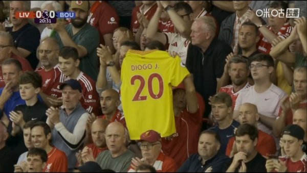 吊唁若塔，比赛第20分钟安菲尔德全场不雅众饱读掌