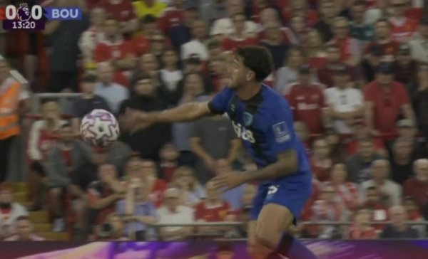 打排球！利物浦反击，塞内西用手拍球但裁判+VAR没判罚