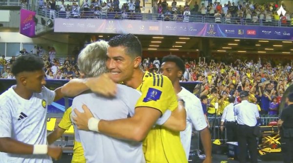 全在拍C罗！终场哨响C罗和主帅旺盛拥抱，现场球迷一皆举手机拍摄