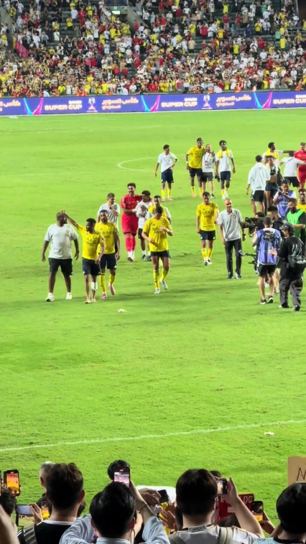 满脸欣慰！C罗赛后教导全队向球迷谢场，将球衣送给看台球迷