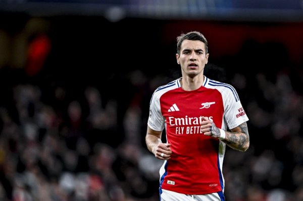 记者：基维奥尔周二去波尔图的行程取消，两边仍在谈细节