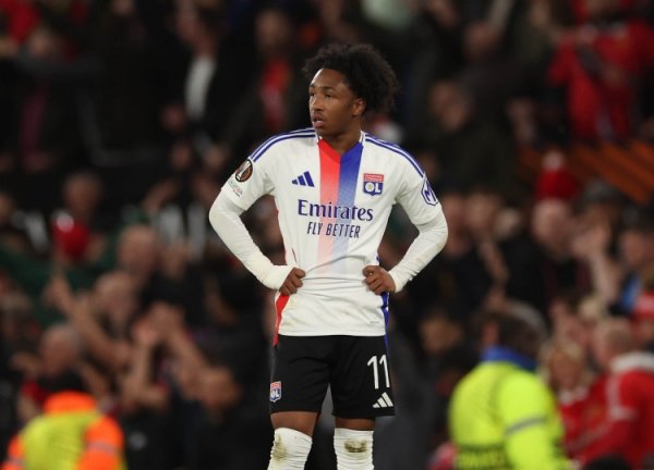 记者：马利克-福法纳今夏没找到理念念下家，因此决定连续留在里昂