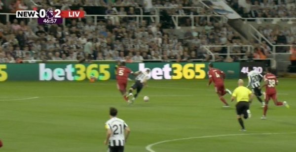 纽卡跟队：科纳特昭彰推搡巴恩斯连犯规皆不是？他本该两黄下场