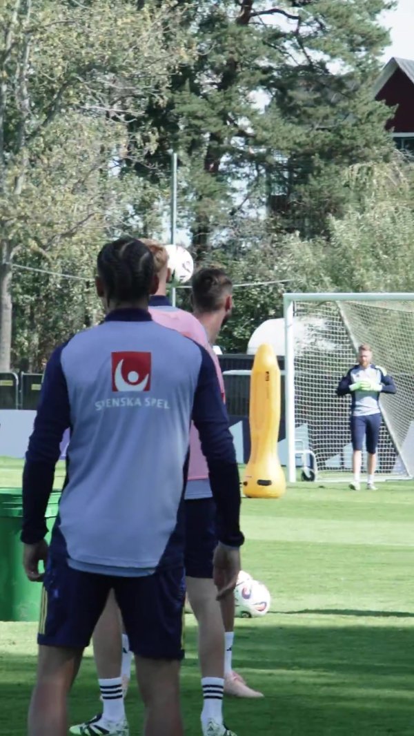 伊萨克约克雷斯在瑞典队磨练课打篮球，庆祝瑞典男篮进欧锦赛16强