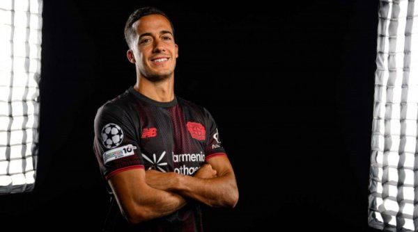 刚加盟新球队就资历换帅！巴斯克斯：我也不知谈滕哈赫发生了啥