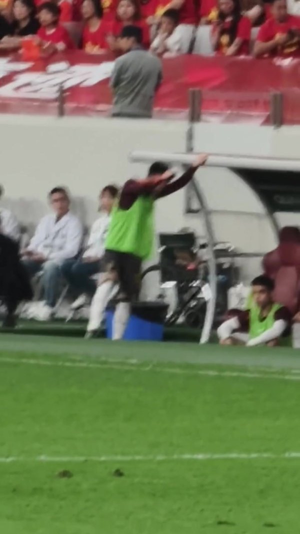 暴燥啊😫王钰栋上半场在替补席不雅战坐立难安，站场边指令&换取