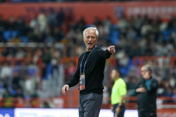 足球报：云南玉昆两大主力约尼查、弋腾伤愈，暂时未有换帅蓄意