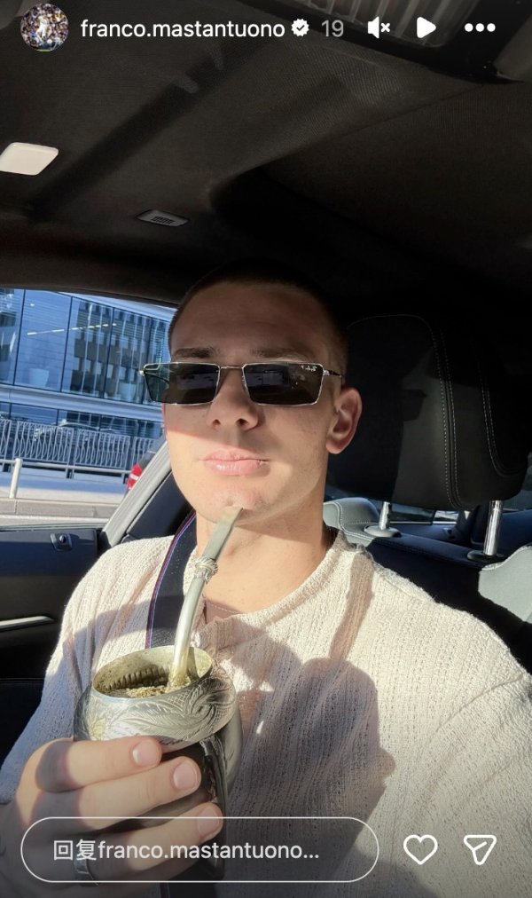 🧉阿根廷东谈主的最爱！马斯坦托诺更外行握马黛茶帅气自拍