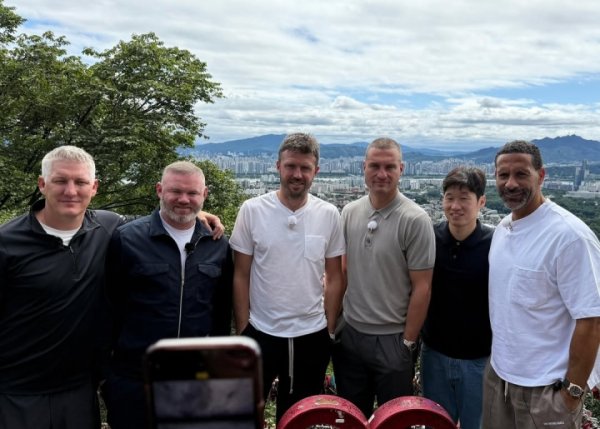 外传重聚！鲁尼与卡里克、费迪南德、维迪奇、朴智星、小猪合影