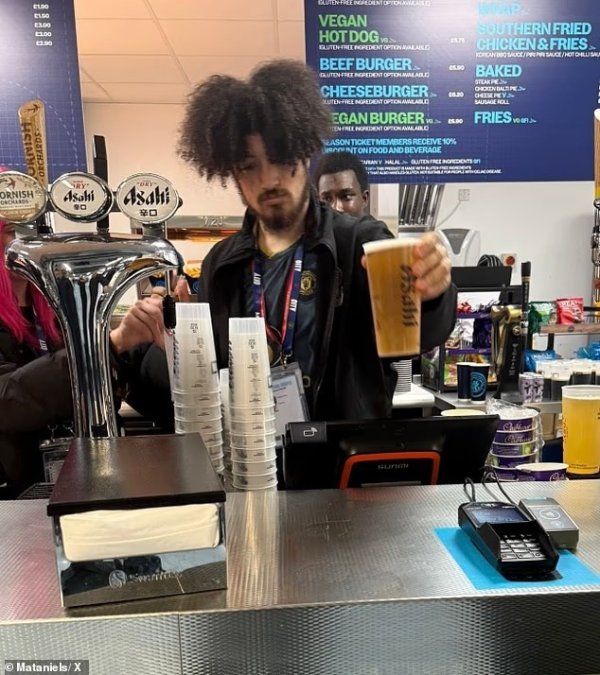 曼城主场别称酒吧责任主谈主员在德比日穿曼联球衣上班，遭到曼城除名