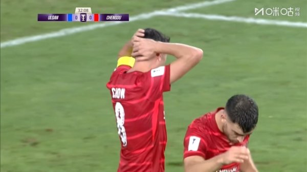 错失良机！周定洋门前近距离包抄扣门偏出，抱头颠倒消沉