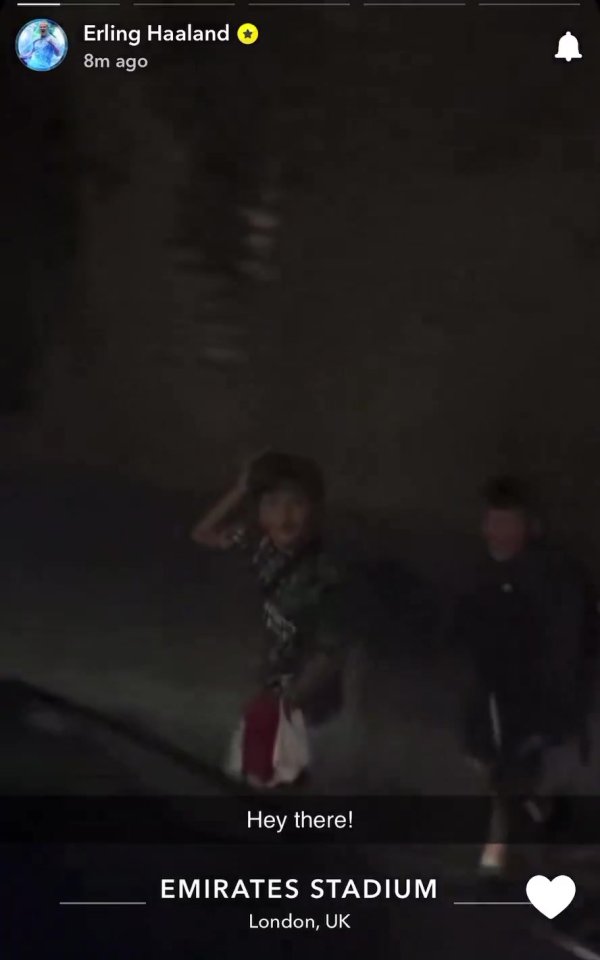 魔东说念主看笑了！哈兰德晒被阿森纳球迷短长视频，小球迷还比瞻念手势