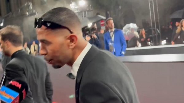 推崇拉风！每体：亚马尔父亲在金球受奖礼上渡过了一个快意的夜晚