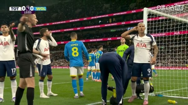 库杜斯头球被神扑，理查利森与其同期抢点撞到头部起身嗅觉有点懵