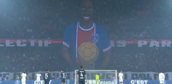 球迷展示巨型TIFO，庆祝登贝莱喜提金球奖和恩里克获颁克鲁伊夫奖