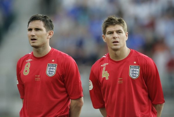 邮报：英格兰队过去流派之争尤为严重，利物浦曼联球员分桌吃饭