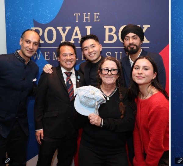 记念国度队历史首位亚裔国脚，英足总向弗兰克-苏家东说念主授予荣誉帽