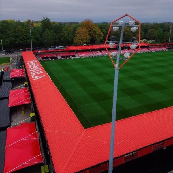 太阳报：英乙球队索尔福德城对主场进行紧要矫正，加多球迷区顶棚