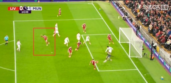 不在景色！萨拉赫停球转念后瞄近角打偏，琼斯提前庆祝随后抱头