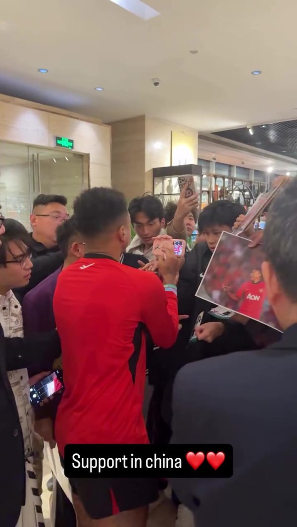 大明星林皇！林加德被中国球迷围着签名，踢个亚冠客场成了碰面会
