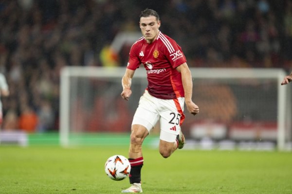 记者：加拉塔萨雷专门曼联中场乌加特，已将其列入冬窗引援名单