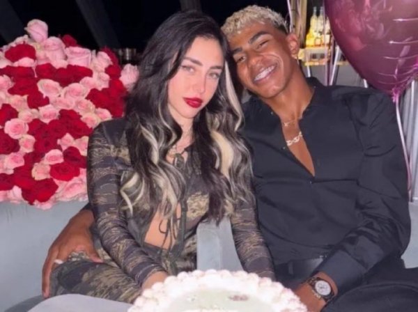 👀记者：前女友与亚马尔仳离后，被看到和知名博主一同插足派对