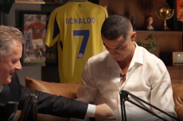 摩根锤了锤C罗的腹肌：你小心我碰一下吗...嗯，就像在敲花岗岩