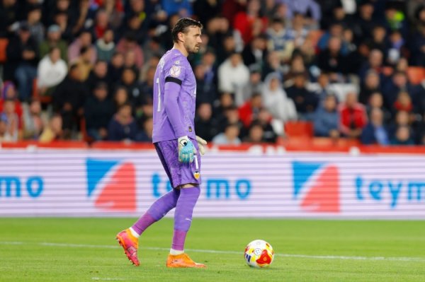 阿斯：瓦伦门将称队友因合同条件得到上场契机，激勉更衣室不悦