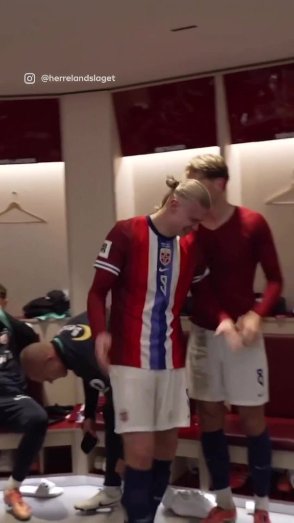 天下杯咱们来了！哈兰德赛后与队友在更衣室内鸾歌凤舞庆祝