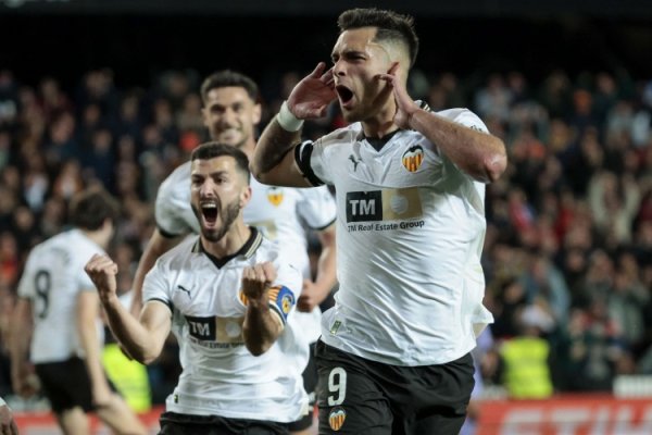 精彩！26岁前卫雨果·杜罗对莱万特倒钩破门，为瓦伦打进制胜球