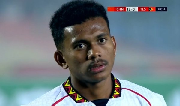 名格式！转播给到东帝汶球员特写：目光迷糊，若有所想