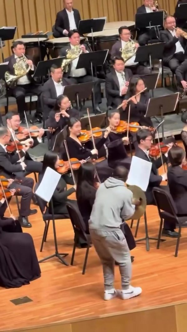 阿奇姆彭转发我方在音乐会的搞怪视频：何等令东谈主陈赞！🤩