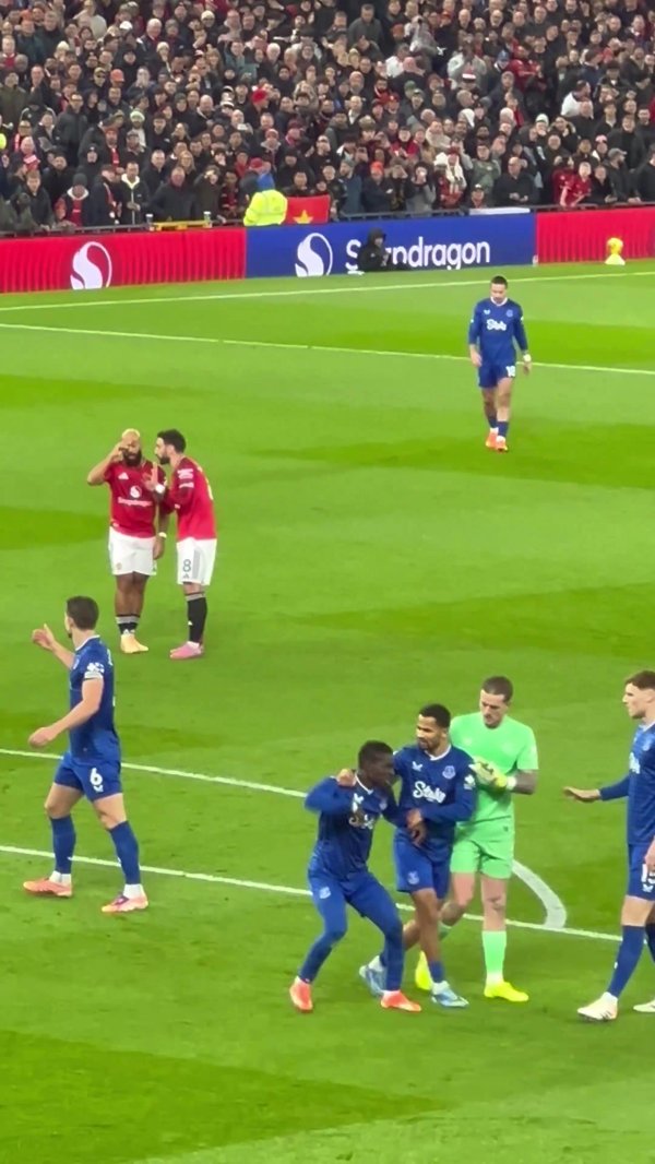 没打够？盖耶染红心思怡悦，队友抱住安抚，盖耶仍挥拳似乎要打东谈主