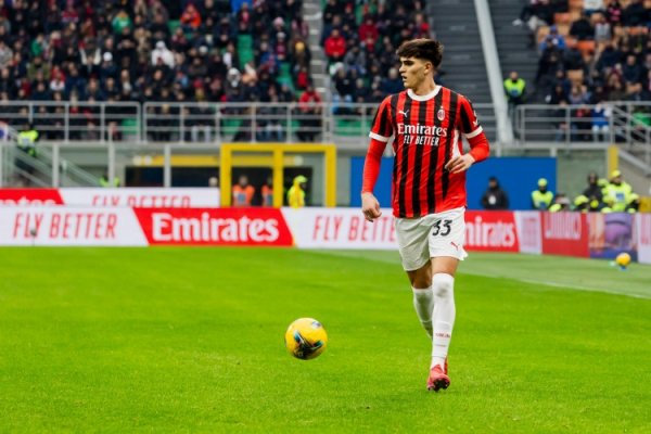 19岁后卫巴特萨基：米兰目的意甲冠军 但愿能一直为米兰效率