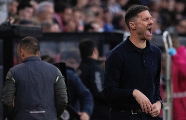 要合营一致！皇马球迷在执行基地外挂口号撑合手主帅阿隆索